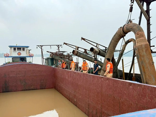 Hà Nội: bắt giữ 2 phương tiện khai thác cát trái phép trên sông Hồng