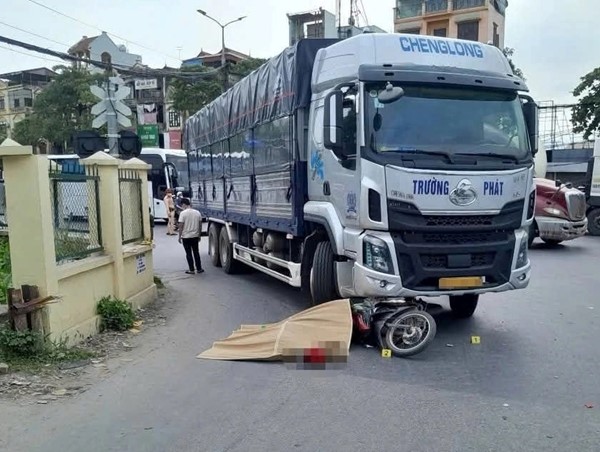 Đi vào ''điểm mù'' xe tải, nữ sinh bị cán tử vong
