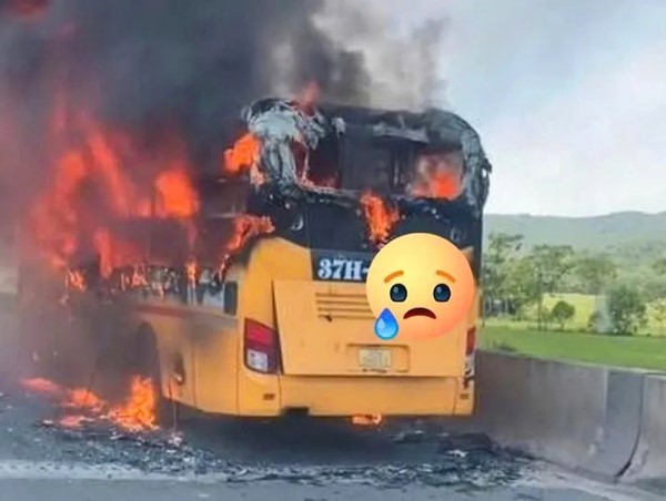 Xe khách bốc cháy ngùn ngụt trên cao tốc giữa trưa nắng 40 độ C