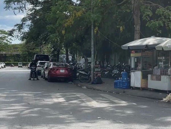 Cần sớm xử lý hoạt động trông giữ phương tiện không phép trên phố Tú Mỡ