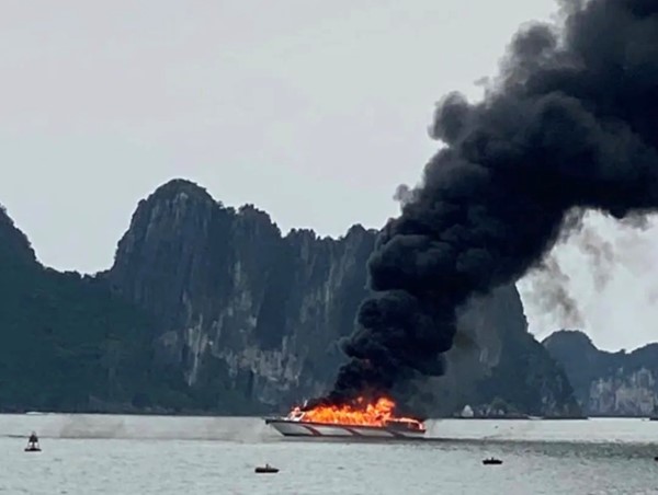Tàu cao tốc bốc cháy dữ dội giữa biển