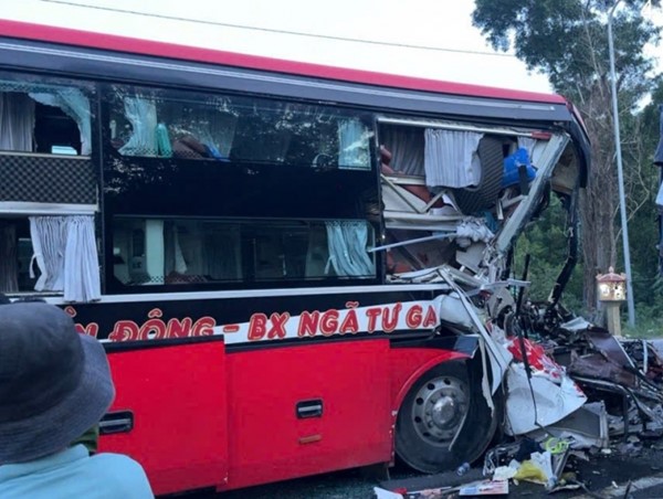 Xe khách tông xe tải đang lùi, 5 người thương vong