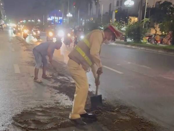 Cảnh sát giao thông xử lý vết dầu loang trên đường Trịnh Văn Bô