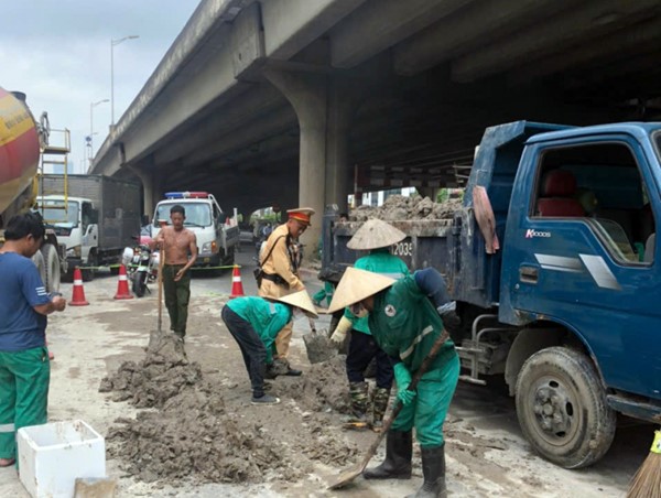 Ô tô làm rơi vãi bùn đất gây mất an toàn giao thông