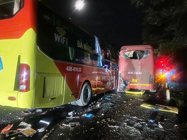 3 xe khách tông liên hoàn ở Huế