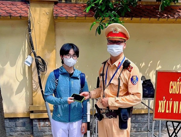 Cảnh sát giao thông Thủ đô ứng xử văn hóa, hành động nhân văn