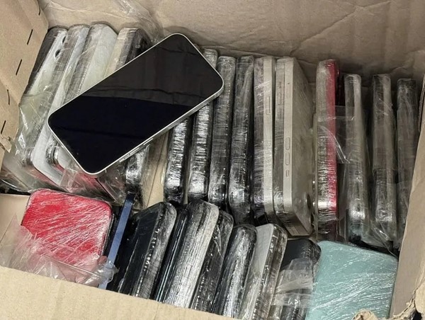 Bóc trần thủ đoạn vận chuyển lậu điện thoại qua đường hàng không tại sân bay Nội Bài