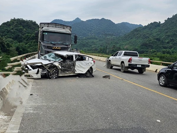 Ô tô tải rơi xuống suối sau va chạm