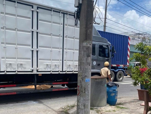 Va chạm xe container khiến 2 mẹ con tử vong