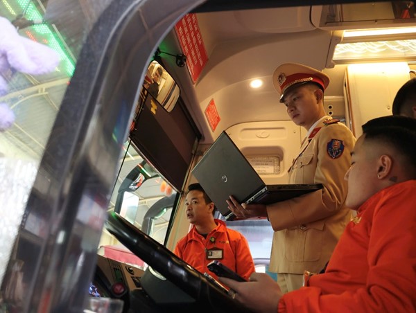 Đề xuất xe kinh doanh vận tải lắp thiết bị ghi hình người lái xe