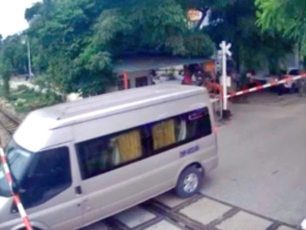 Xử phạt tài xế vượt đèn đỏ đường sắt