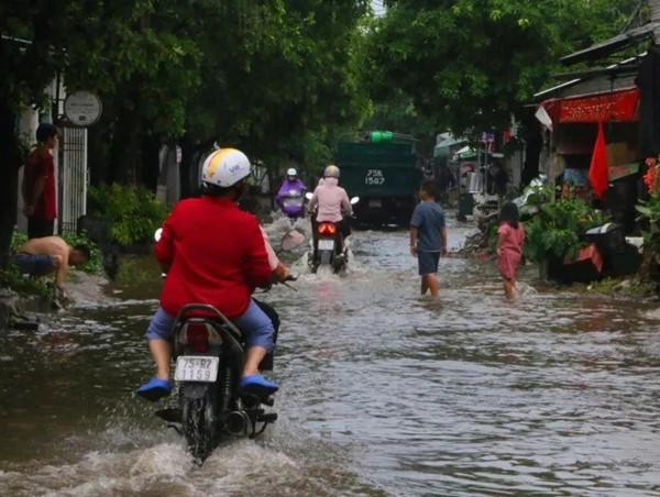 Mưa lớn gây ngập úng cục bộ, giao thông tê liệt tại Huế