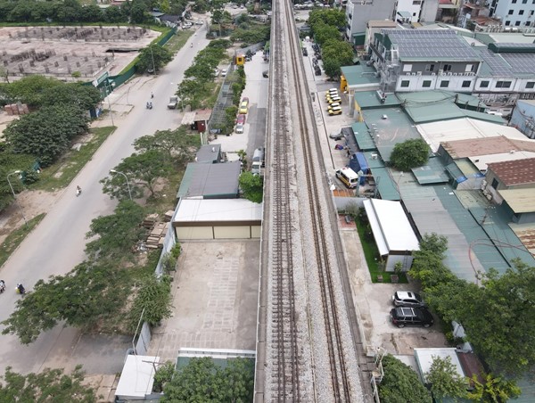 Đường sắt qua cầu Thăng Long bị đe dọa an toàn