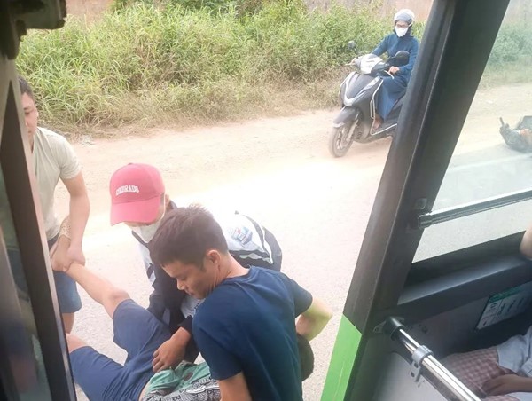 Hà Nội: Tài xế xe buýt kịp thời đưa người tai nạn đi cấp cứu