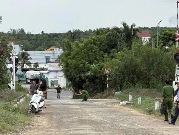 Phú Yên: vượt gác chắn tự động, hai vợ chồng bị tàu hỏa tông tử vong 