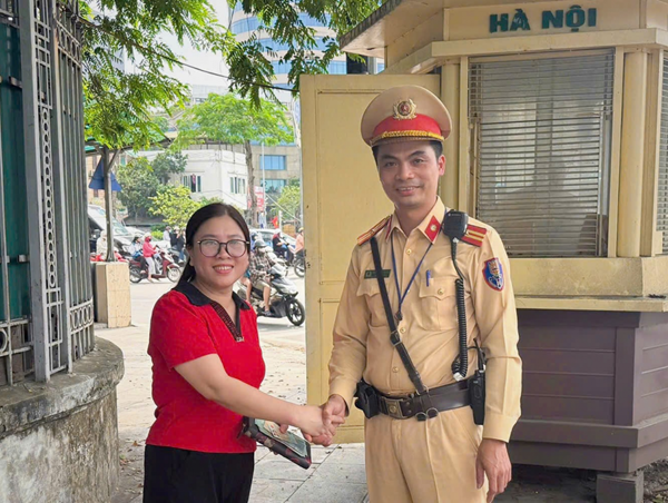 Người phụ nữ đi khám bệnh và cuộc gọi bất ngờ từ Cảnh sát giao thông