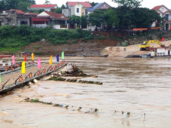 Lắp phà quân sự phục vụ người dân qua cầu Phong Châu