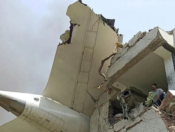 Máy bay rơi vào ký túc xá ở Ấn Độ, hơn 200 người chết trong thảm họa tồi tệ nhất thập kỷ