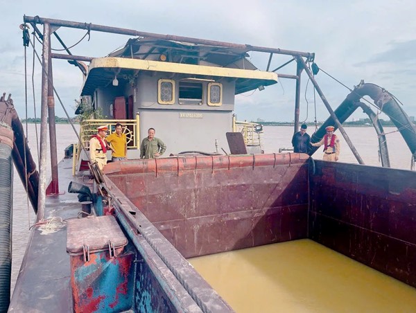 Bắt giữ tàu "ma" hút cát trên sông Hồng 