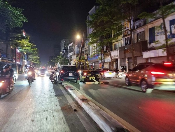 Ô tô húc đổ chục mét dải phân cách trên phố Tây Sơn