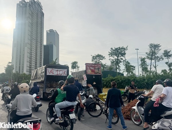 Hàng rong bày bán tràn lan dọc Đại lộ Thăng Long