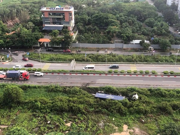 Tài xế buồn ngủ khiến xe container lật nhào trên đường dẫn cao tốc ở TP Hồ Chí Minh