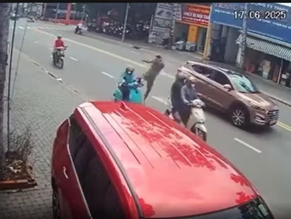 Tài xế ô tô hành hung nữ tài xế xe ôm công nghệ giữa đường