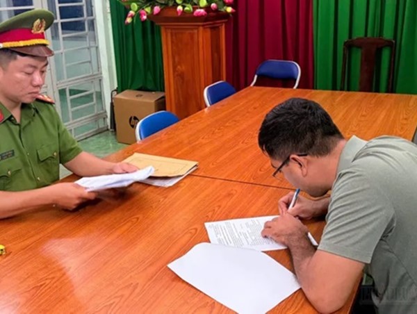 Tạm giữ người hành hung nữ tài xế xe ôm công nghệ giữa đường