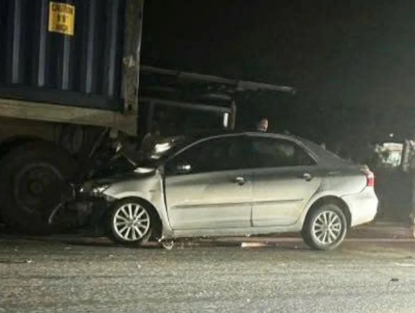 Ô tô con tông đuôi xe tải đang đỗ, 5 người thương vong