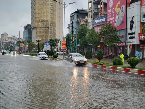 Mưa lớn gây ngập nhiều tuyến đường tại Thái Nguyên