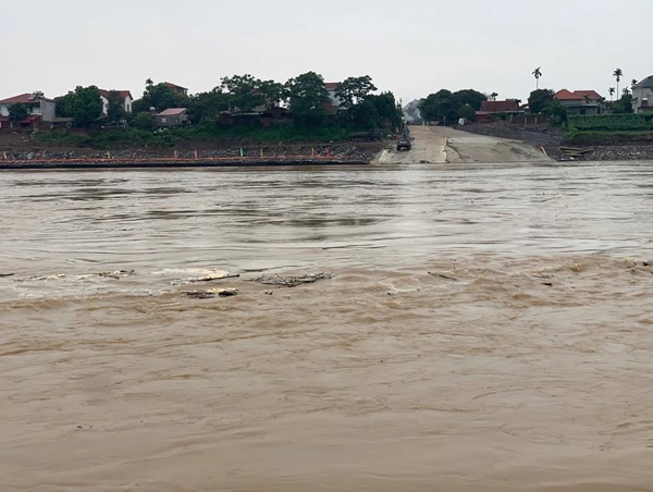 Phú Thọ tạm dừng vận hành phà quân sự qua khu vực cầu Phong Châu