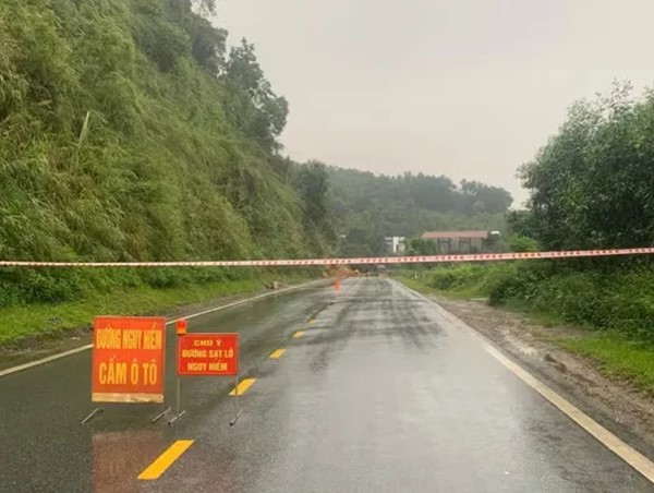 Sạt lở nghiêm trọng trên Quốc lộ 70B, Phú Thọ khẩn cấp cấm đường