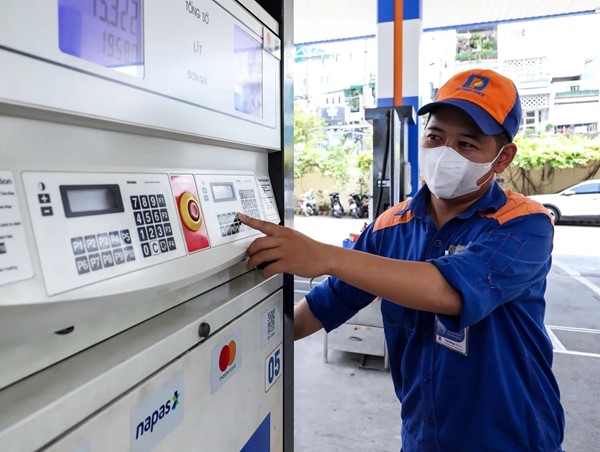 Giá xăng giảm mạnh hơn 1.000 đồng/lít từ chiều ngày 3/7