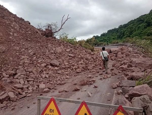 Đường lên Cửa khẩu quốc tế La Lay ách tắc do sạt lở đất