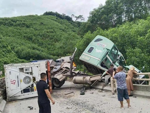 Quảng Trị: xe container lật nghiêng chắn ngang mặt cầu, giao thông ùn tắc cục bộ