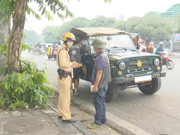 Hoạt động của xe UAZ chở khách tại Hà Nội: tiềm ẩn nguy cơ mất an toàn giao thông
