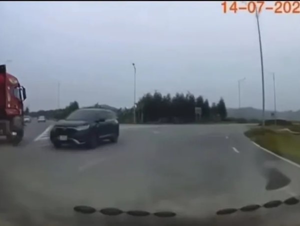 Bắc Ninh: người phụ nữ tử vong thương tâm sau va chạm với xe đầu kéo