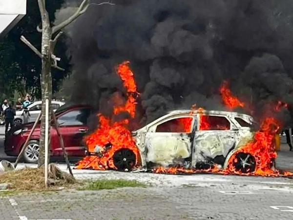 Xe Peugeot 3008 bốc cháy dữ dội sau khi khởi động