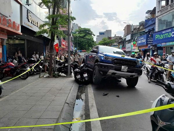 Ô tô gây tai nạn liên hoàn ở Hà Nội