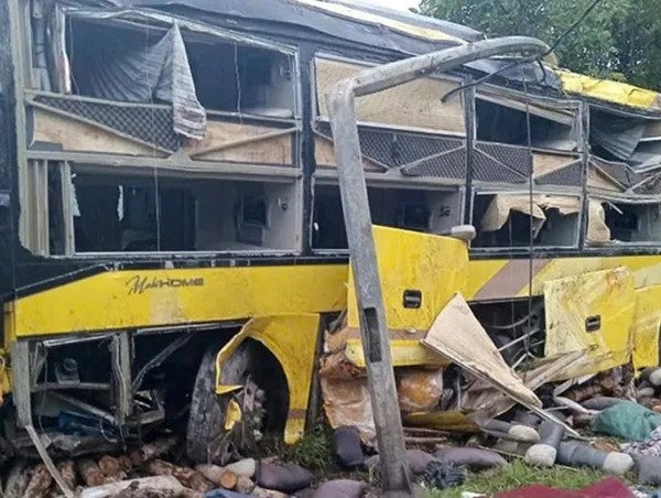 Hà Tĩnh: lật xe khách trên quốc lộ 1A, 9 người tử vong