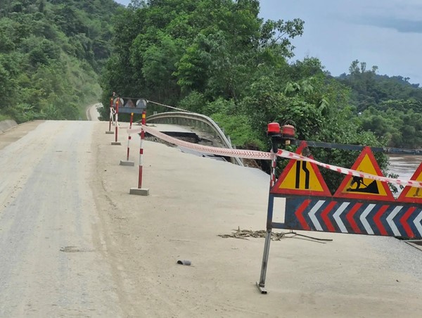 Tạm dừng lưu thông xe tải trọng lớn trên quốc lộ 7 để ưu tiên cứu trợ lũ lụt