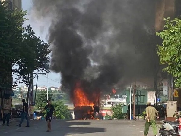 Xe khách bốc cháy dữ dội trên phố ở Hà Nội