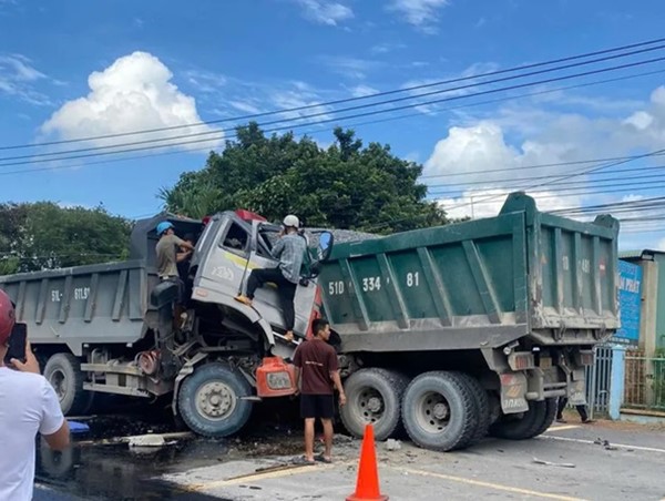 TP Hồ Chí Minh: 2 xe ben đấu đầu, một tài xế tử vong tại chỗ