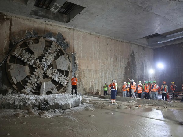 Máy đào hầm đường sắt đô thị đã đến Ga Văn Miếu