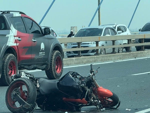 Người nước ngoài tử vong cạnh mô tô phân khối lớn trên cầu Nhật Tân