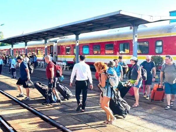 Vận hành đoàn tàu chất lượng cao tuyến Hà Nội - Quảng Trị