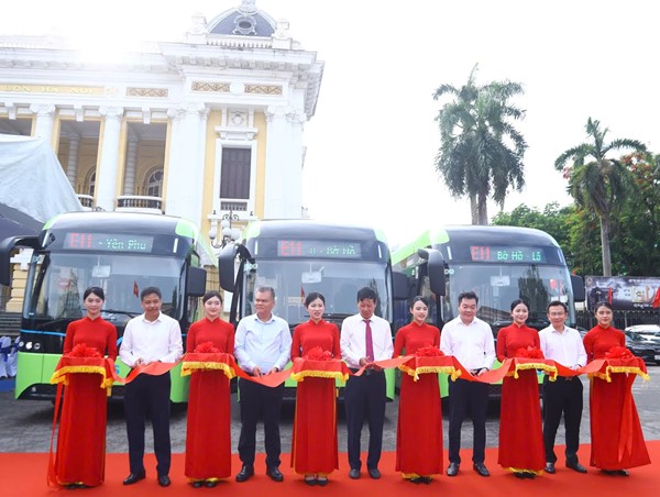 Hà Nội: vận hành tuyến buýt miễn phí E11