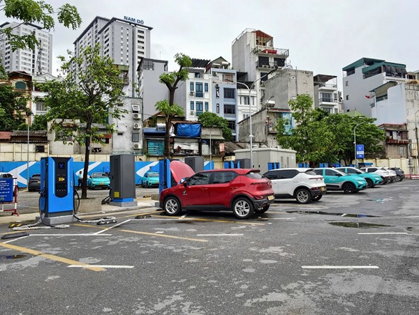 Hà Nội nhiều trạm sạc xe điện được lắp đặt tại các bến xe