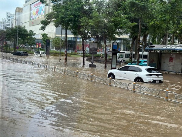 Phân luồng di chuyển từ xa, tránh úng ngập trên đường Võ Chí Công