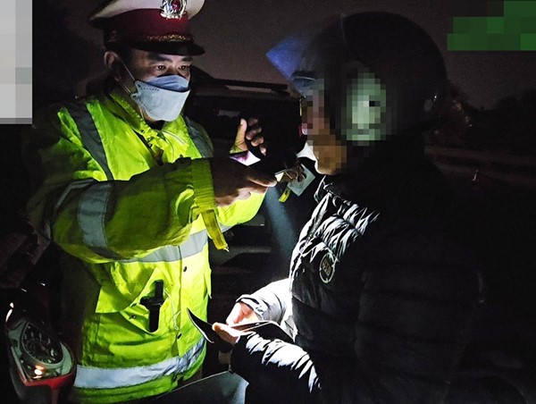 Đi xe máy vào cao tốc Hà Nội - Thái Nguyên: Tài xế có nồng độ cồn kịch khung